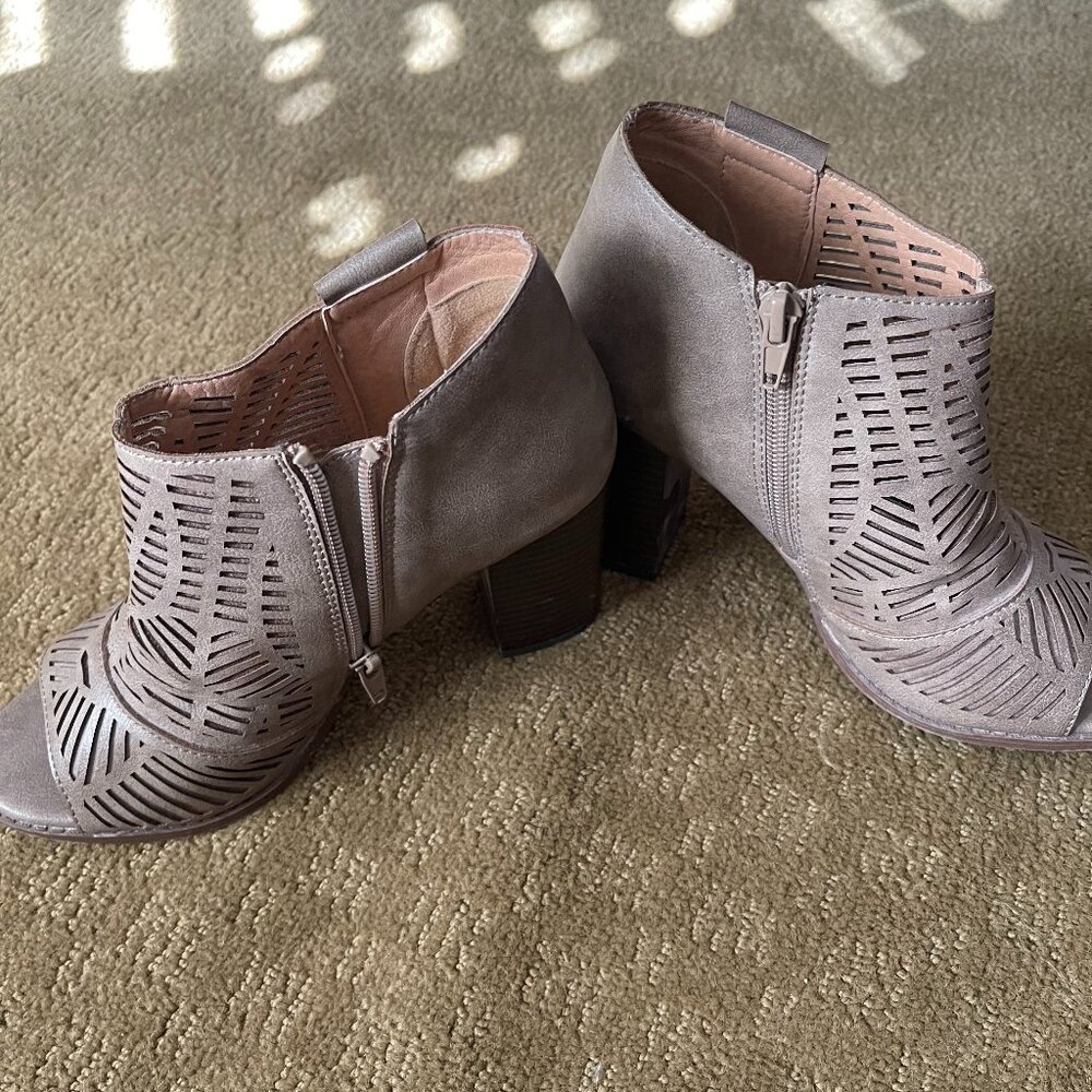 Woman's REPORT Tan leather sandal with wood block heel. Size 5.5 US
